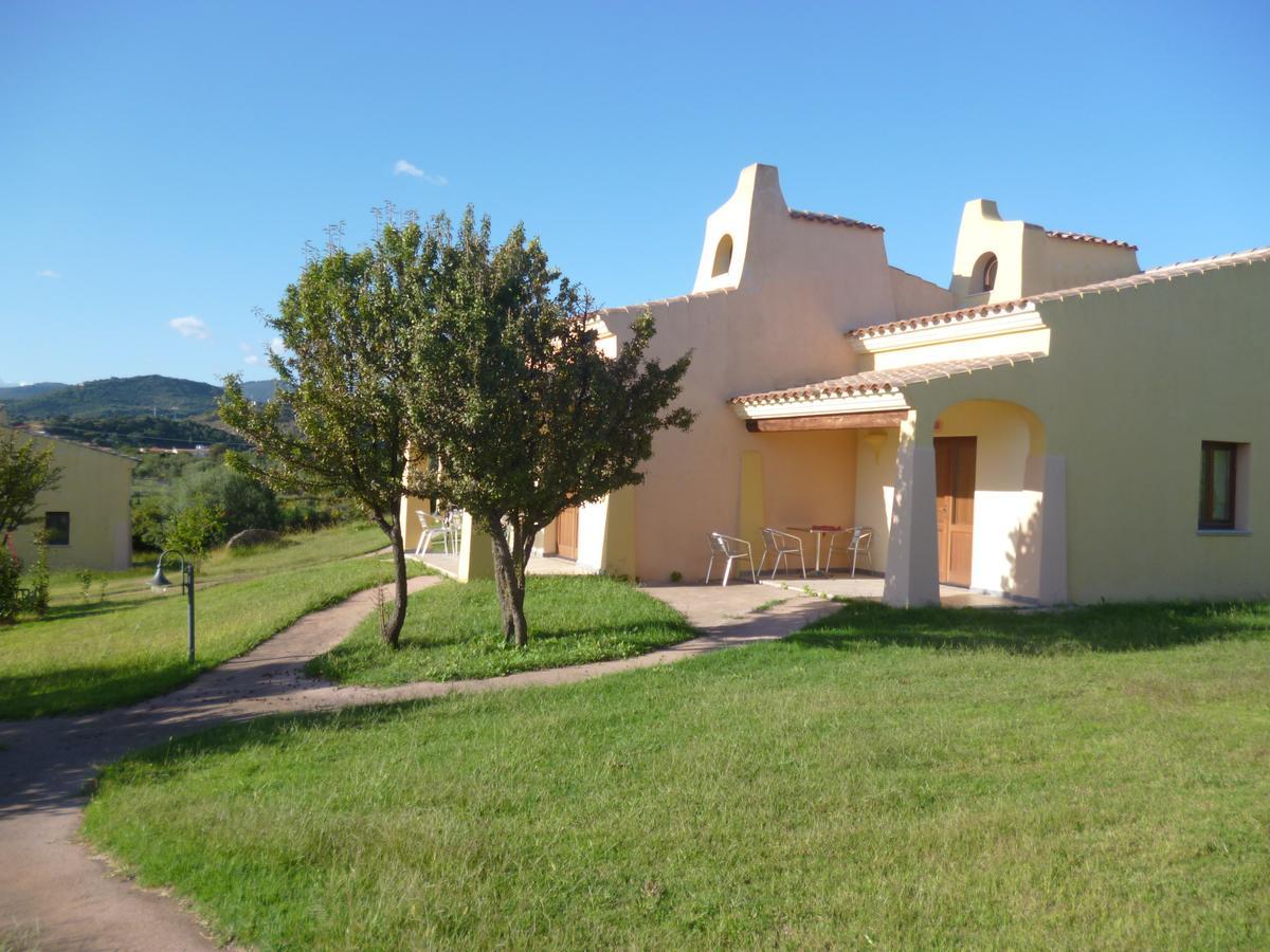 Hotel Minnia Budoni Exterior photo